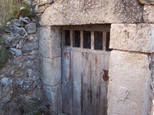 Jarro de vino reproducido en cerradura y piedra